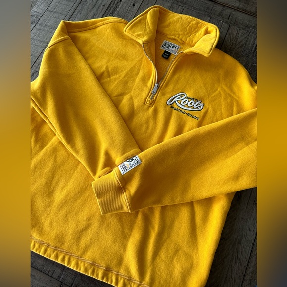 Roots Zippered Crewneck, size medium. EUC. - Picture 1 of 4